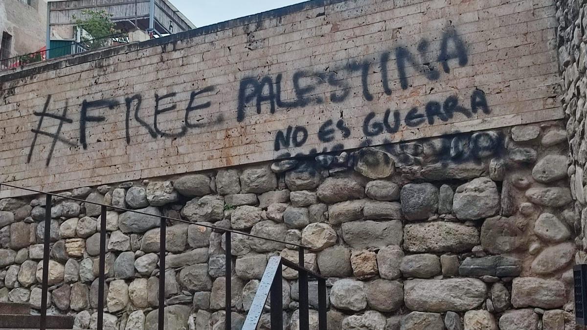 Apareixen pintades en suport a Palestina en diferents punts del call de Besalú