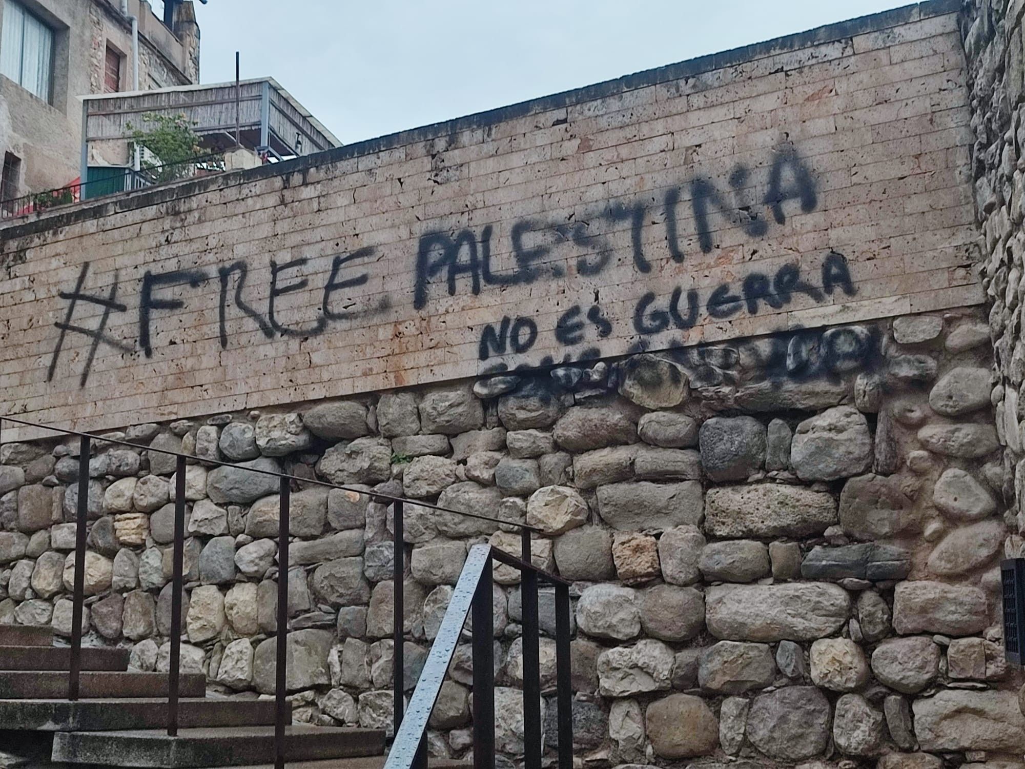 Fan pintades a favor del poble palestí al call jueu de Besalú