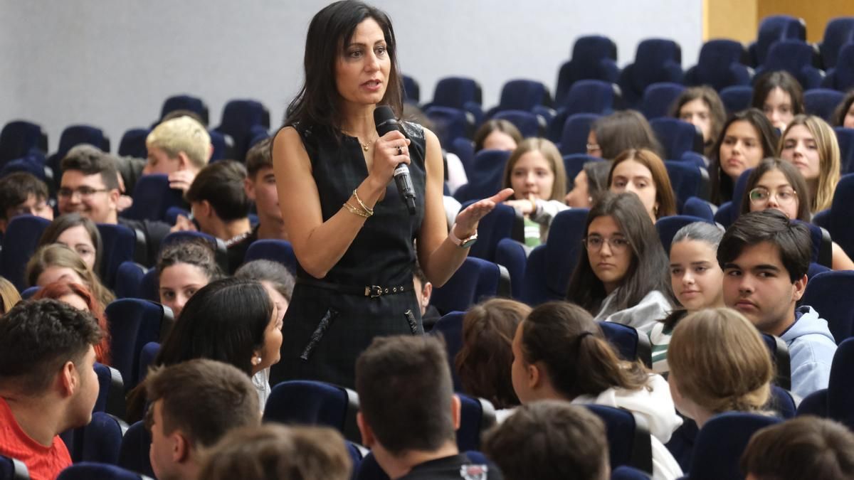 Susana Soler hablando para los estudiantes de la Universidad de Alicante