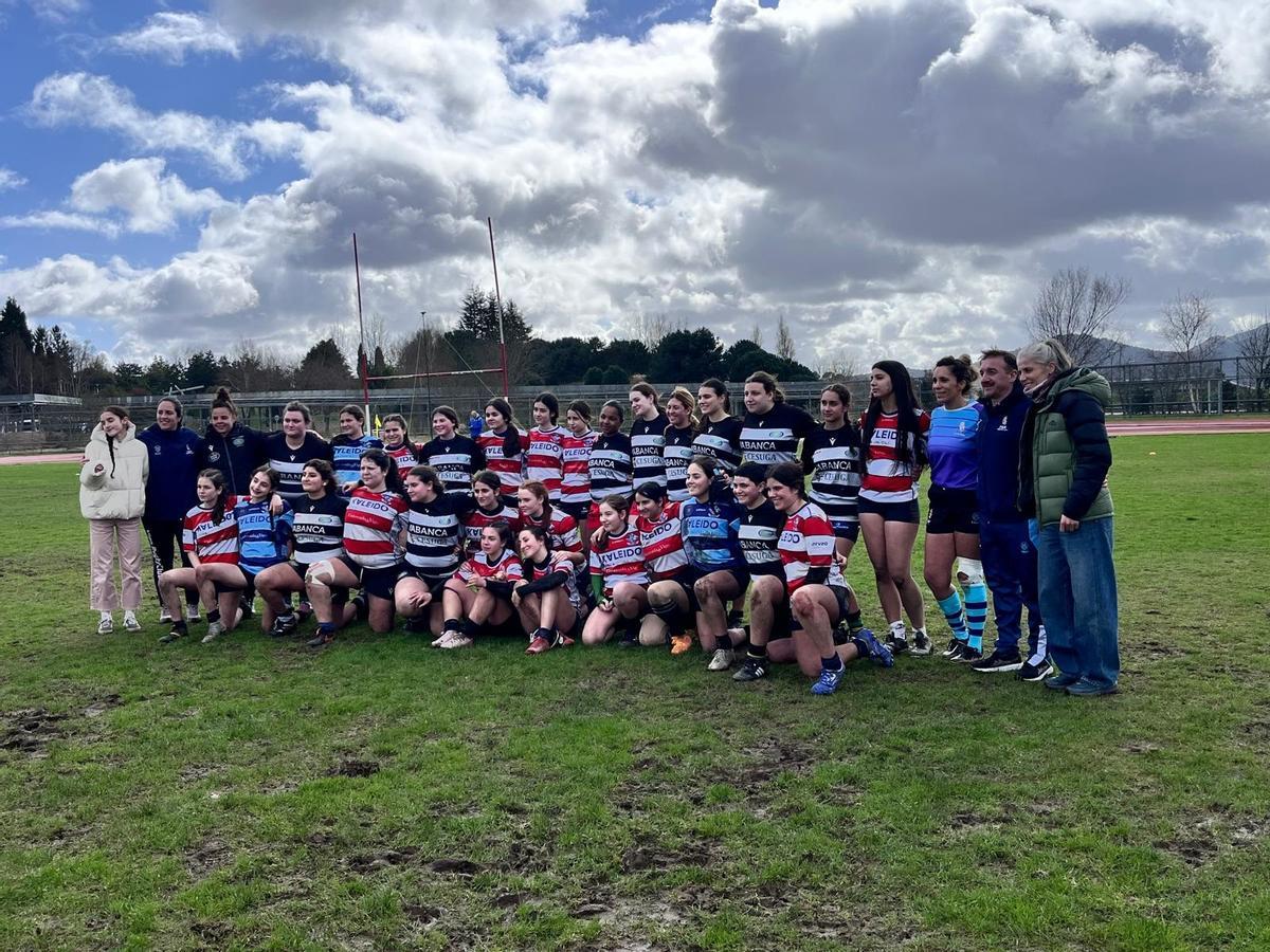 Los dos equipos posan juntos.