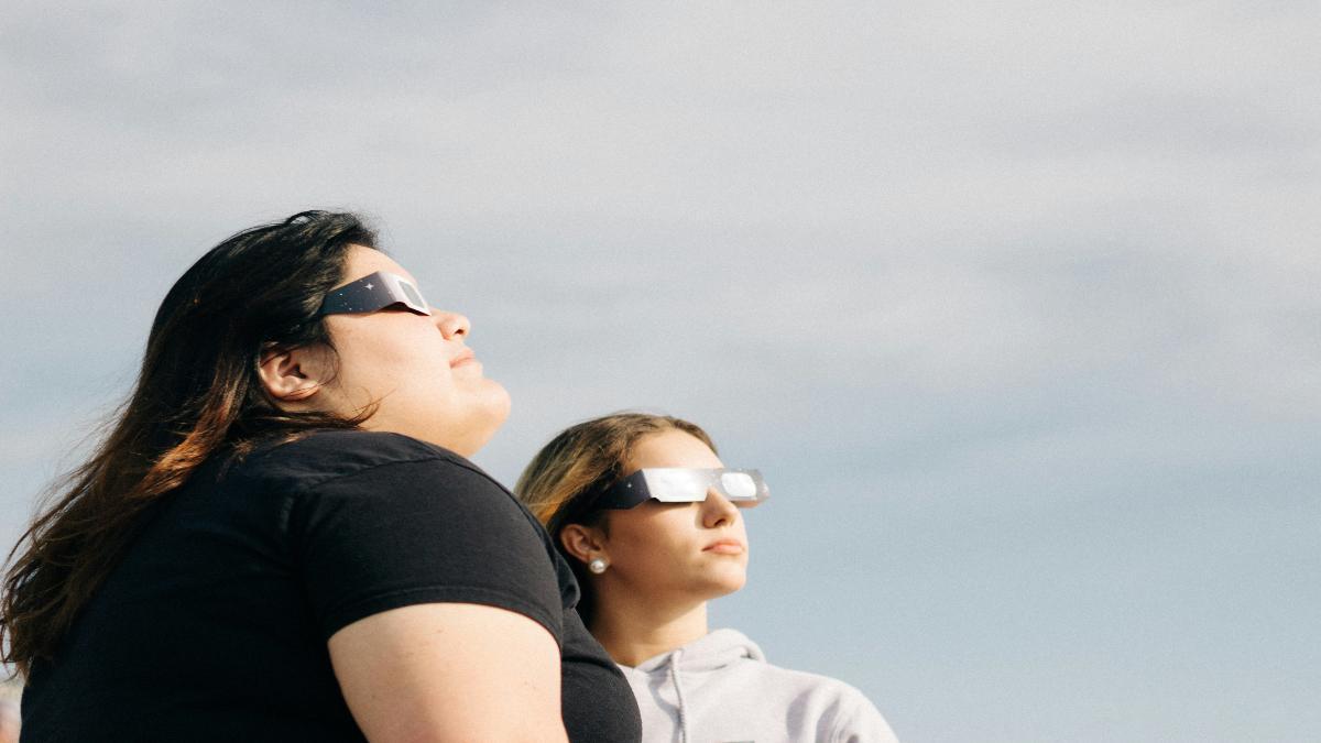 Mujeres con gafas específicas para ver el eclipse lunar