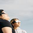 Mujeres con gafas específicas para ver el eclipse lunar