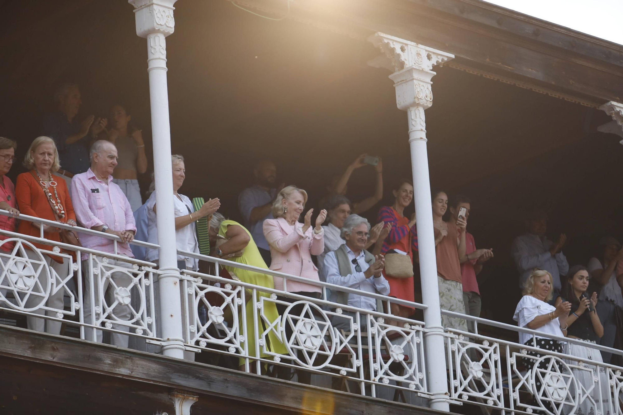 De Espinosa de los Monteros a Esperanza Aguirre: el ambiente en la plaza de toros de Gijón, en imágenes