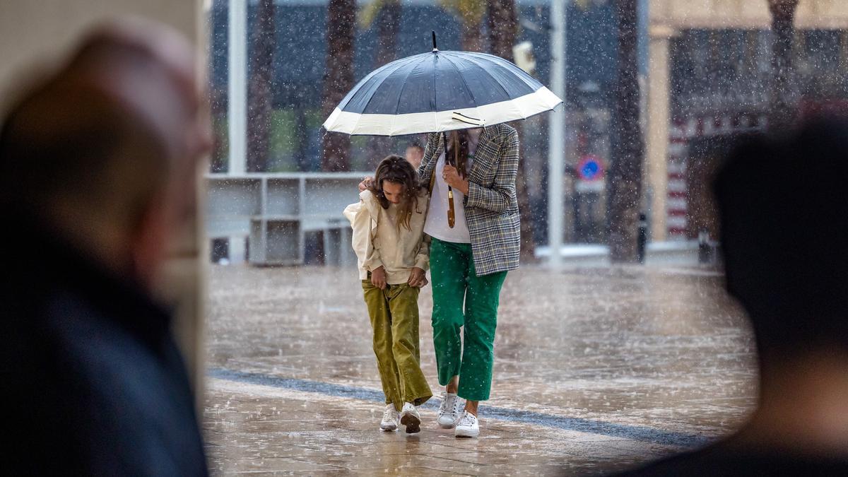 Lluvia cayendo con intensidad en Benidorm