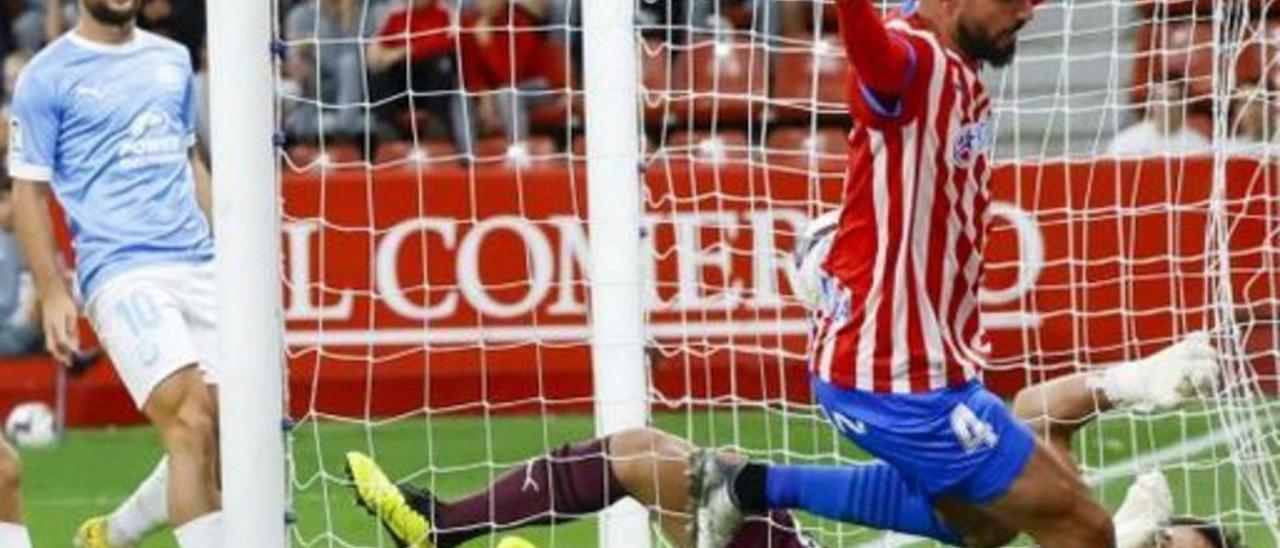 Insua, del Sporting, celebra un gol ante el Ibiza, en el encuentro disputado en El Molinón el pasado septiembre.