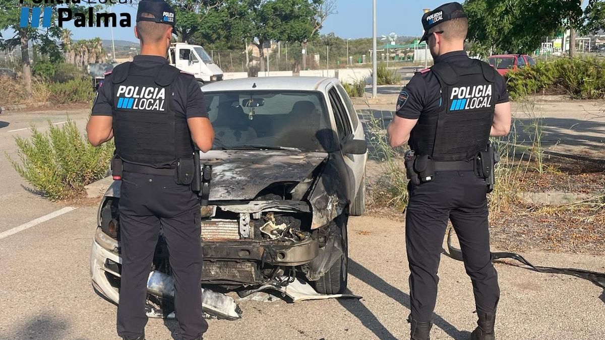 Agentes de la Policía Local junto al coche incendio conducido con una mujer sin carné y carente de seguro.