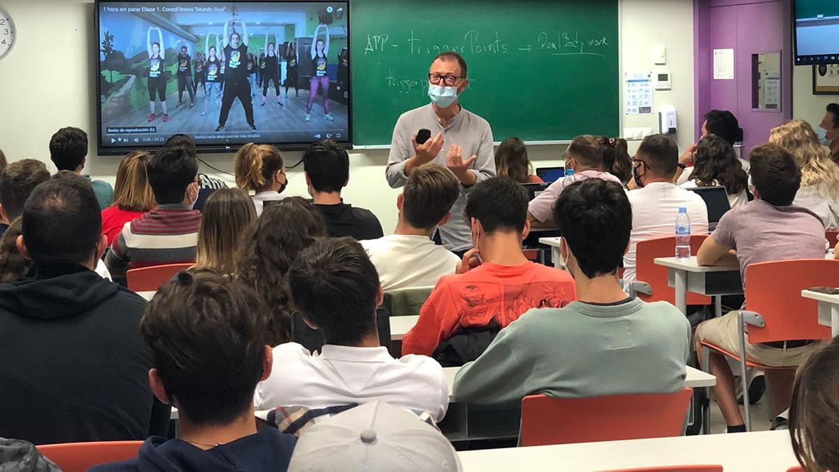 El profesor Jaume Morera durante una de las sesiones clínicas de alivio del dolor