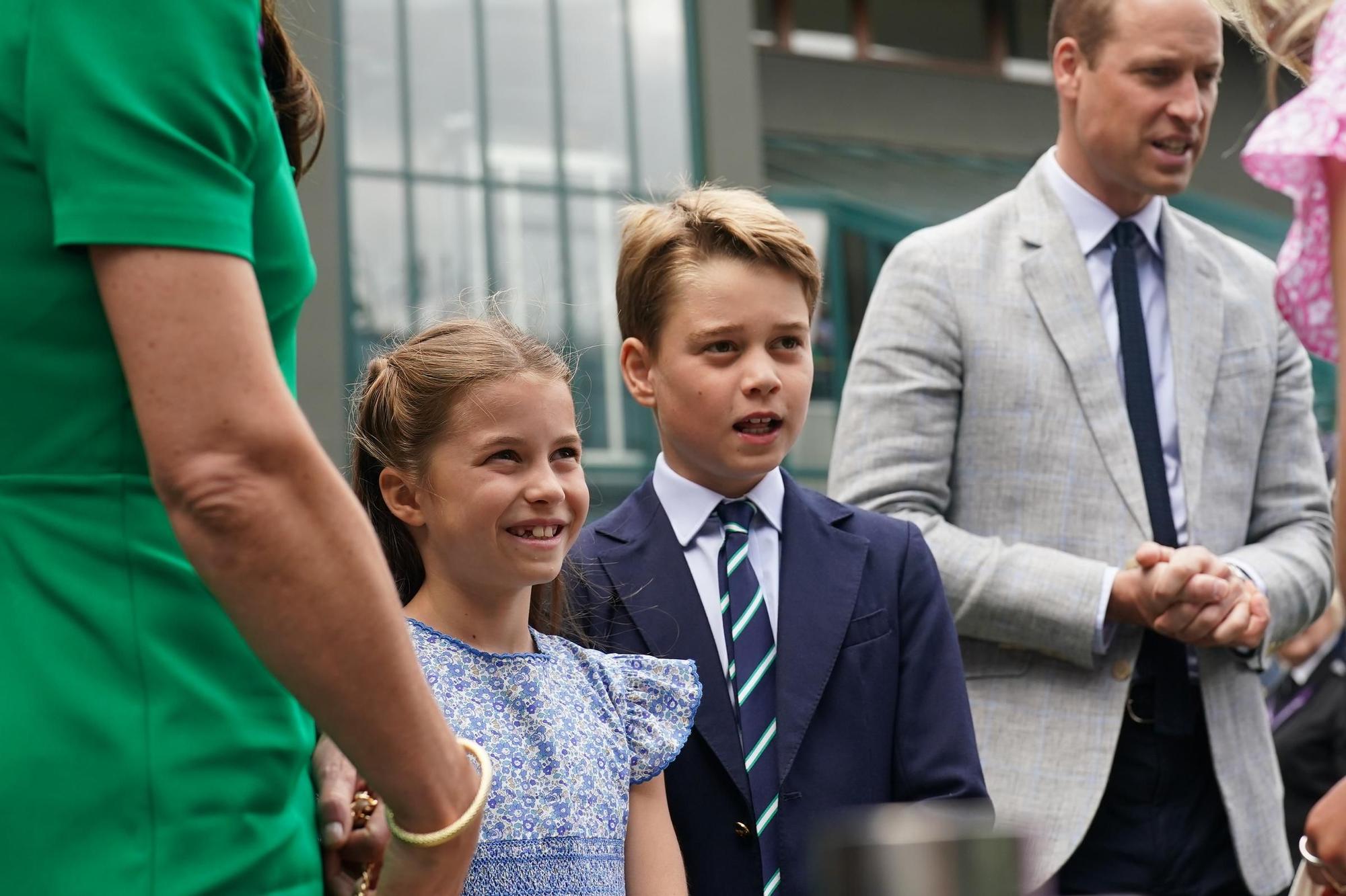 La princesa Charlotte y el príncipe George acompañan a sus padres a un acto oficial