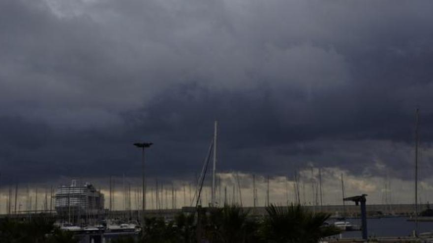 Imagen del puerto de Valencia esta mañana.