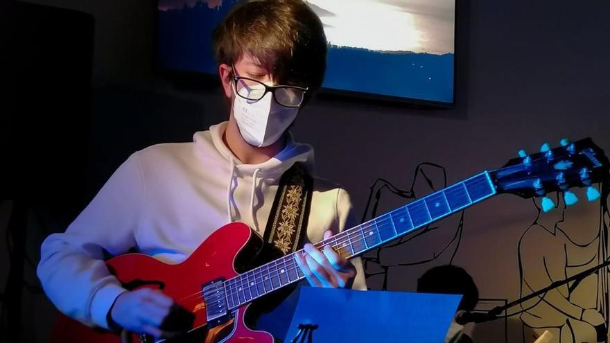 El guitarrista Guillermo Guerrero abre la jam session en formato trío.