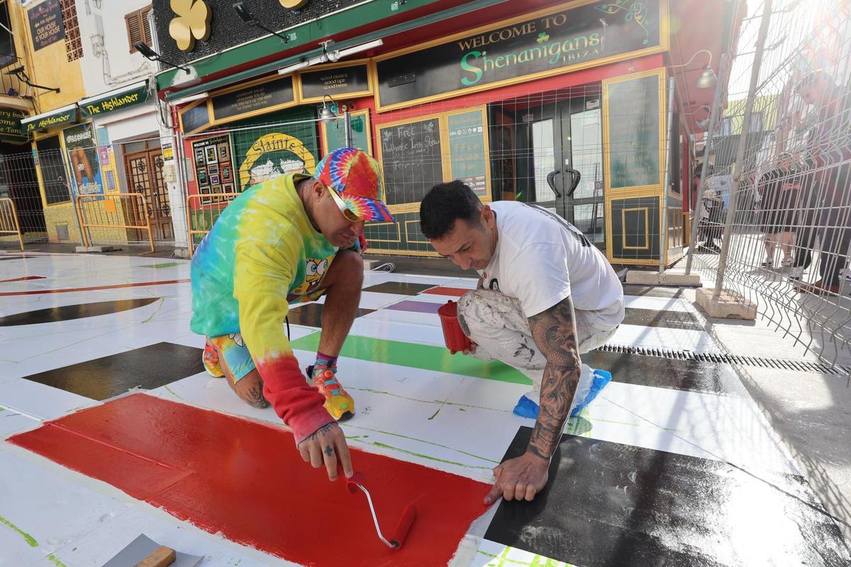 Okuda empieza a transformar en un 'Arcoíris infinito' el West End de Sant Antoni