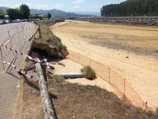 El Ayuntamiento de Villaviciosa pide permiso a Costas para arreglar el hundimiento del paseo de Rodiles