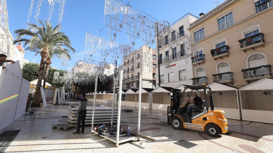 Comienza el montaje del mercadillo de Navidad en la Plaça de Baix de Elche