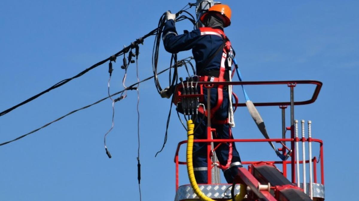 Electricista trabajando
