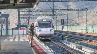 Los primeros trenes Avant llegan a la estación Callosa-Cox al cabo de siete años
