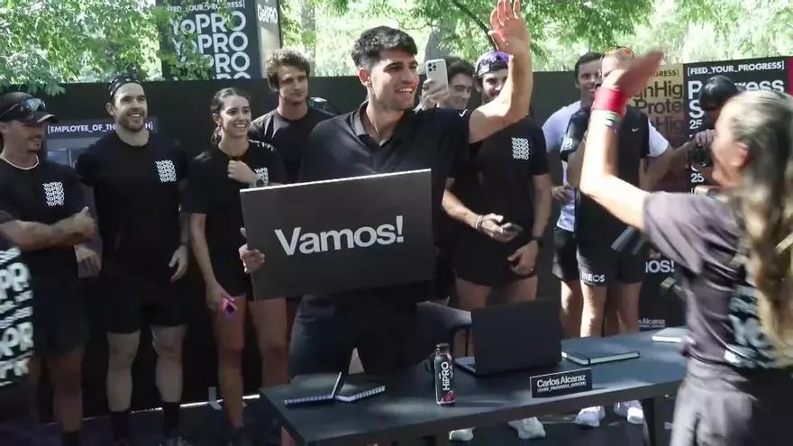 Carlos Alcaraz sorprende a los participantes de una carrera en la Casa de Campo