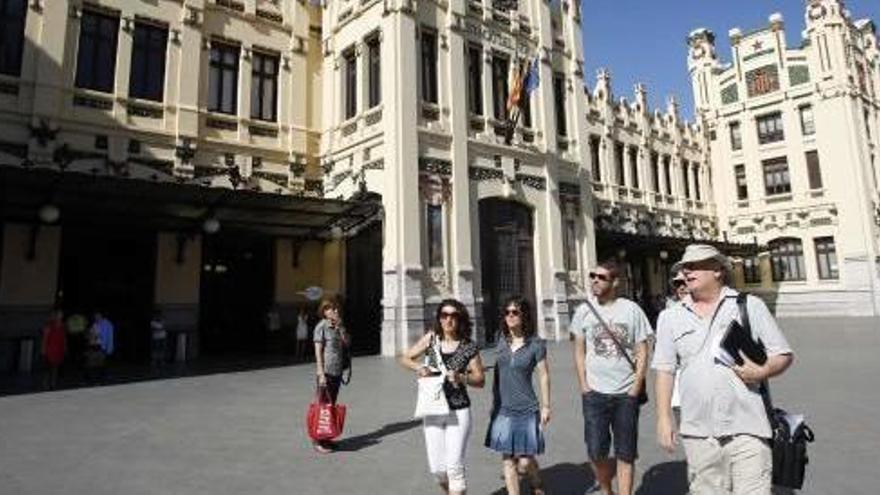 Turistas en la estación del Norte de Valencia.