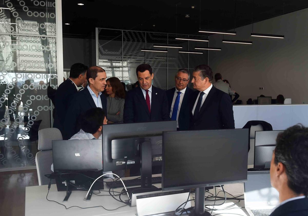 El presidente de la Junta de Andalucía, Juanma Moreno, en el Centro de Ciberseguridad de Andalucía (CIAN), con la asistencia del presidente de la Diputación, Francisco Salado.
