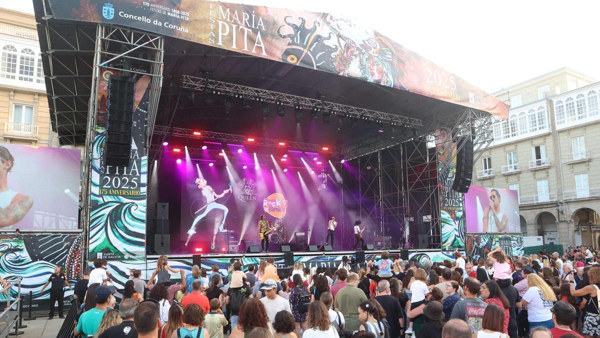 El público disfruta de una actuación en las fiestas de 2025