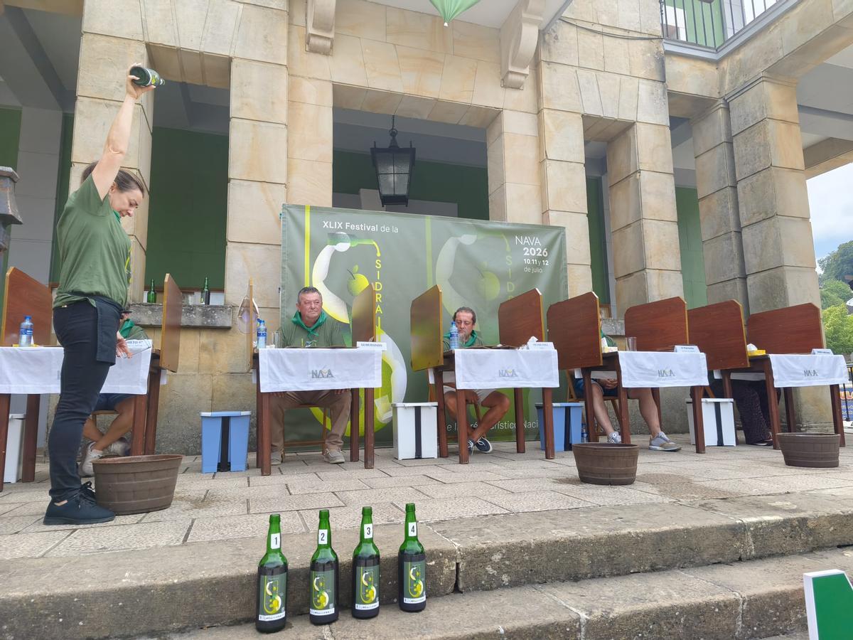 Así fue la emocionante y multitudinaria cata a ciegas para elegir la mejor sidra de Asturias en Nava