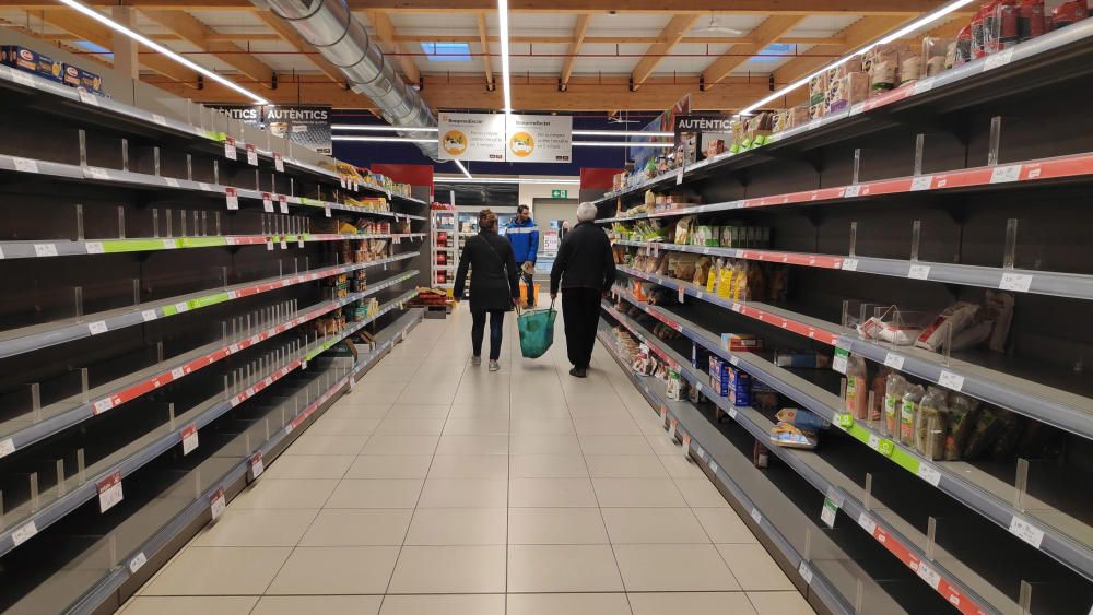 Estanteries buides del Supermercat Esclat  el 14 de març del 2020