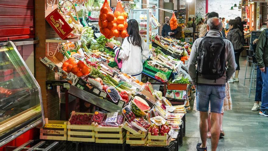 Varias personas en un mercado.