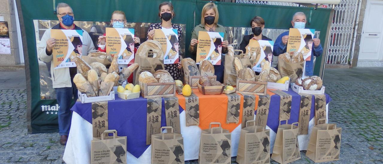 Presentación da campaña para promover o uso do galego nas panaderías, onte, en Redondela. // FDV