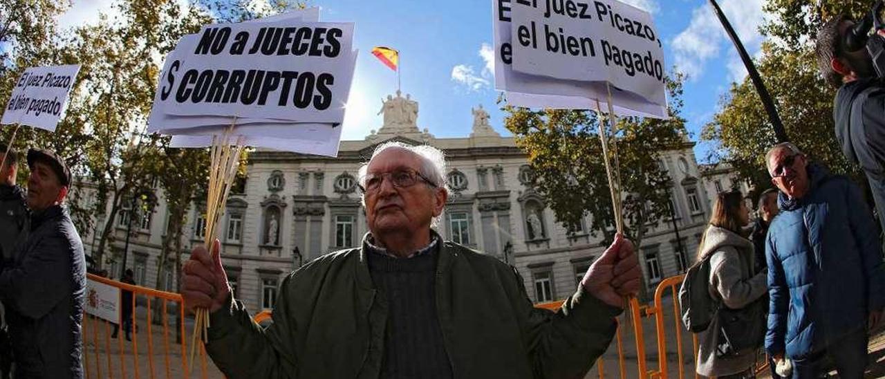 Manifestantes, ayer, ante el Supremo tras su decisión sobre los impuestos a las hipotecas.  // Rodrigo Jiménez