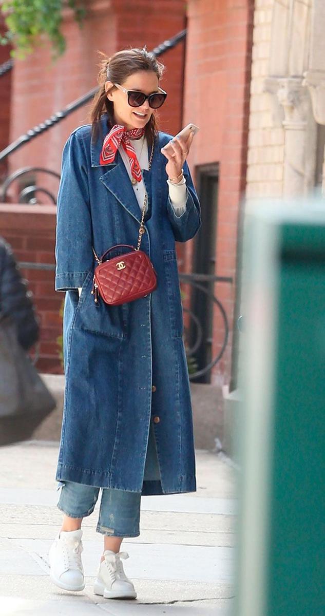 Katie Holmes con look denim en Nueva York