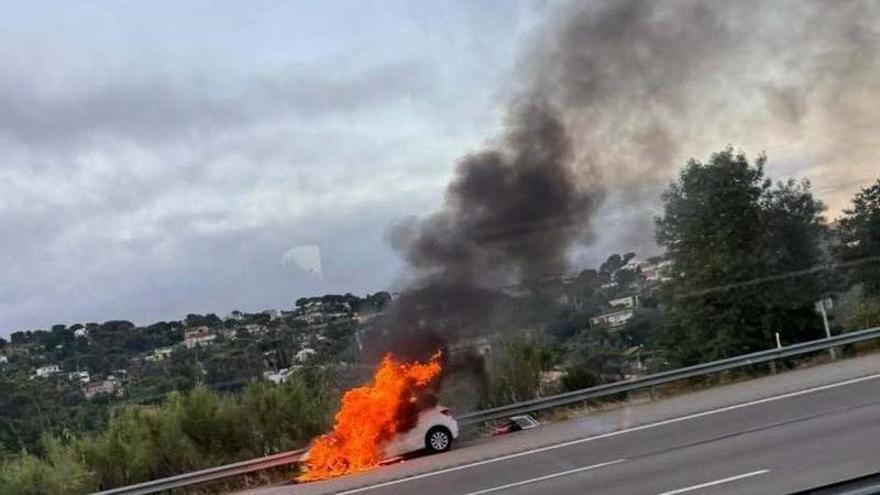 Crema un cotxe a l'AP-7 a Maçanet de la Selva
