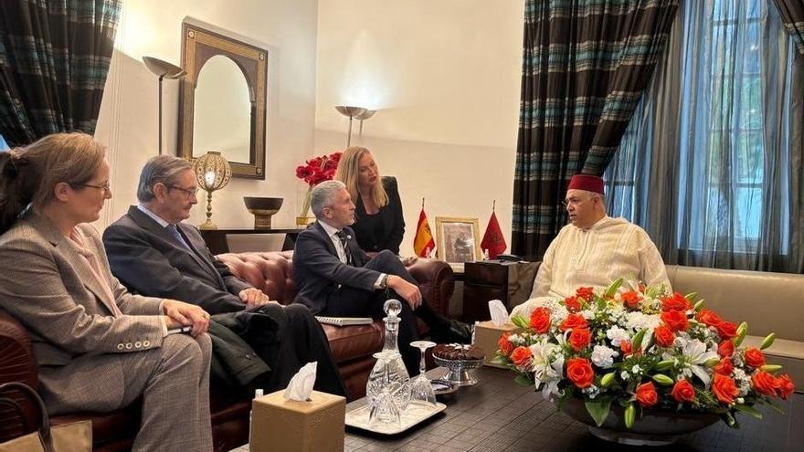 El ministro del Interior, Fernando Grande-Marlaska, con su homólogo marroquí en Rabat