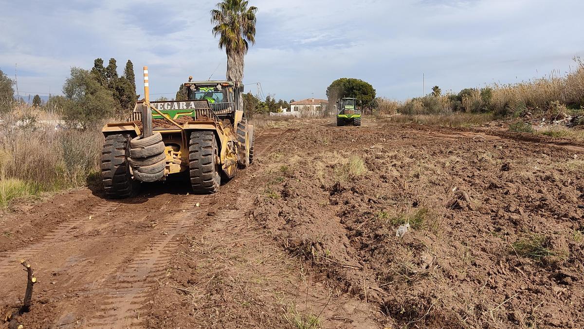 Trabajos en las inmediaciones del PAI Golf Sant Gregori, en una foto del mes de mayo.