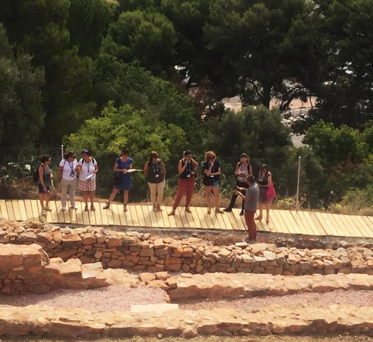 Imagen de una de las visitas guiadas al poblado ibero de Sant Josep de la Vall d'Uixó, uno de los reclamos turísticos de la localidad.
