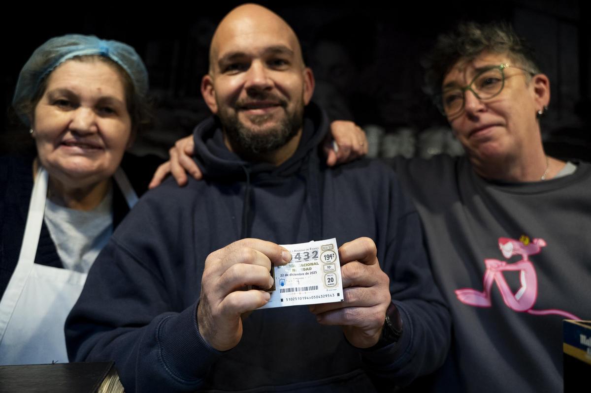 La emoción del sorteo de Lotería de Navidad en Cáceres, en imágenes