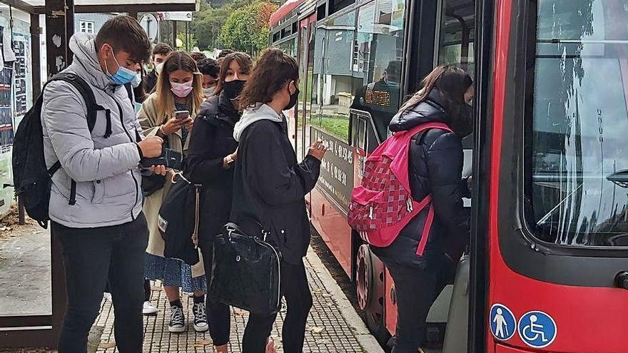 Estudiantes acceden al autobús en el campus de Elviña.