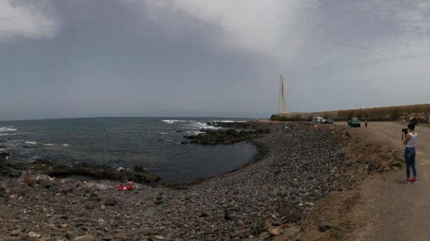 El camino La Costa, con el faro de la Punta del Hidalgo al fondo.