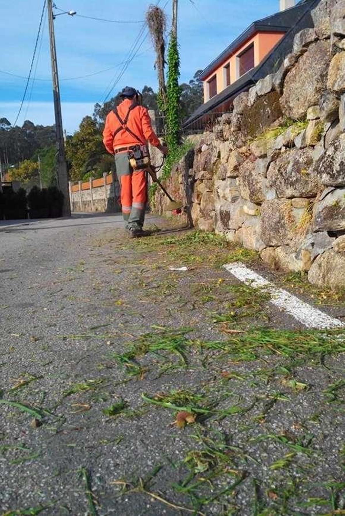 El Concello refuerza el plan de limpieza de calles y caminos en la villa y el rural
