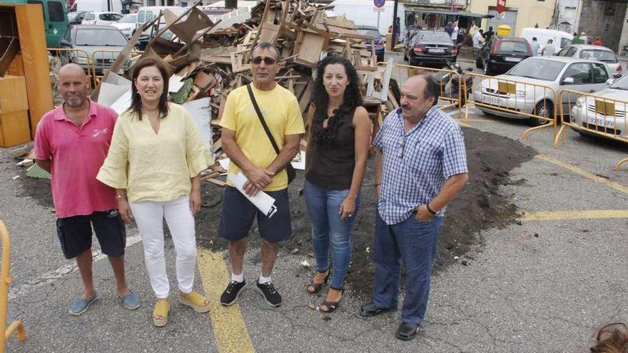 Las concejalas de Cultura y Benestar, junto a los vecinos organizadores del foleón de Cantodarea. // S.A.