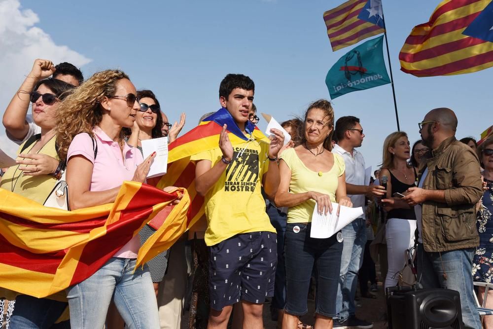 Celebració dels 52 anys de Jordi Turull a l'exterior de Lledoners