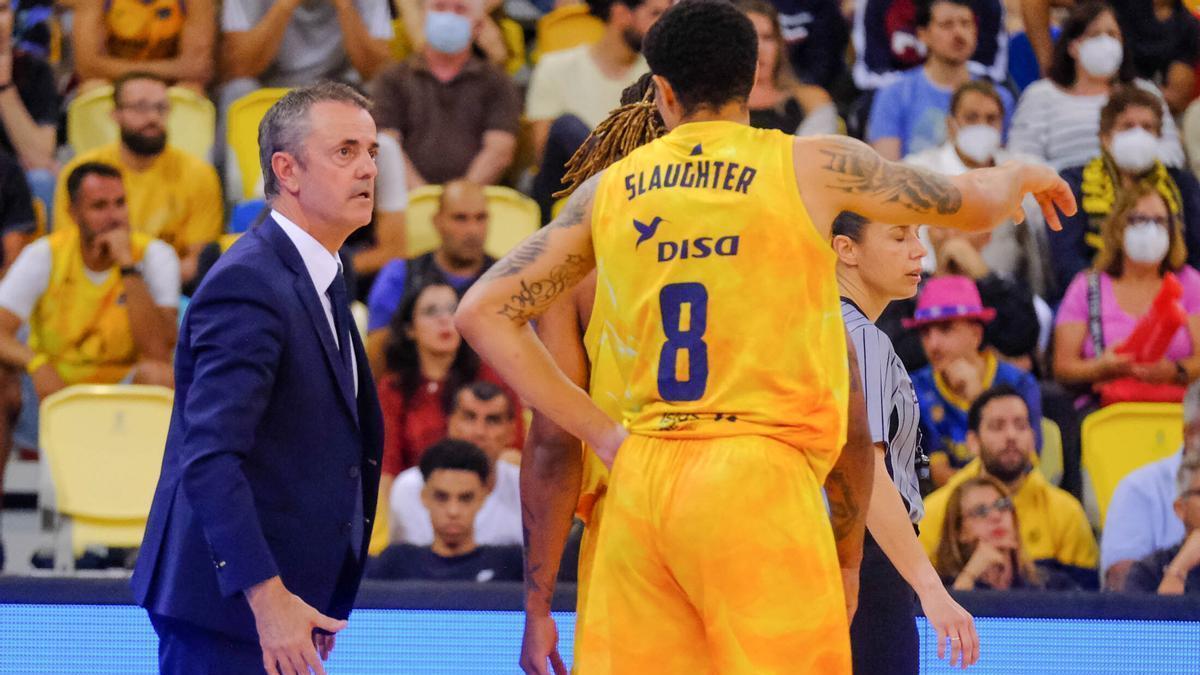 Fisac da instrucciones a AJ Slaughter durante el segundo encuentro del Playoff ante el Barça