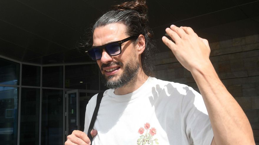 Oliver Laxe llega a A Coruña en su regreso a Galicia tras ganar un premio en el Festival de Cannes