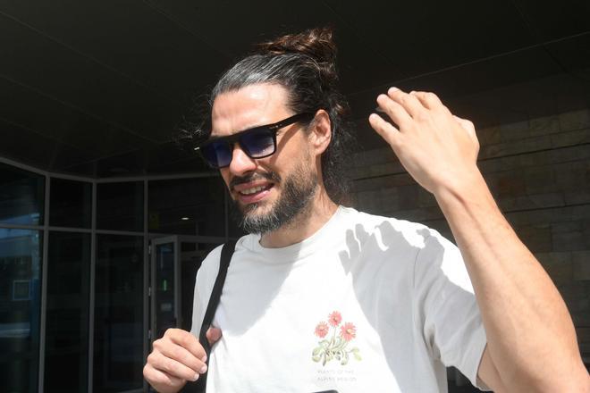 Oliver Laxe llega a A Coruña en su regreso a Galicia tras ganar un premio en el Festival de Cannes