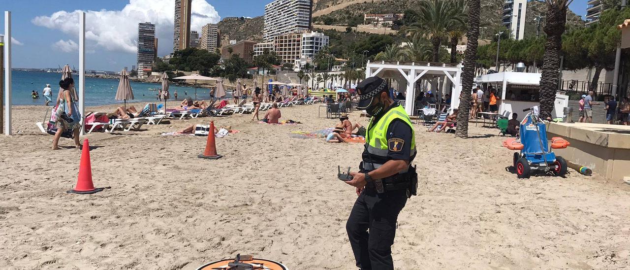 Agente de la Policía Local vigilando las playas con un dron