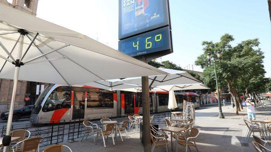 Un termómetro situado al sol refleja una temperatura de récord el pasado mes de julio en Zaragoza.