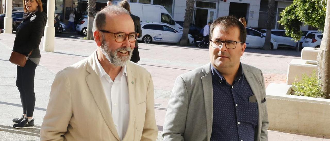 El alcalde Juanjo Berenguer -izquierda- y el exprimer edil Benjamí Soler, cuando declararon en el juzgado en 2019