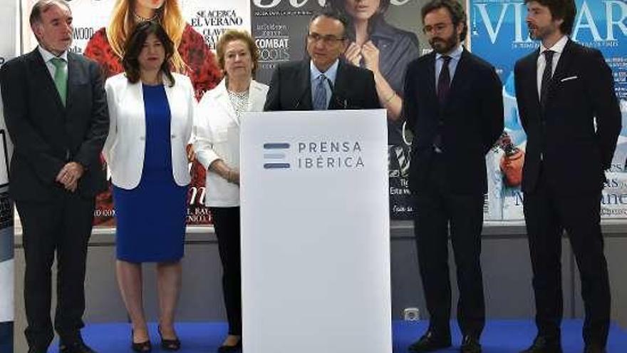 Javier Moll, presidente de Prensa Ibérica, se dirige a los profesionales de Grupo Zeta en Madrid. Detrás, de izquierda a derecha, Conrado Carnal, director general de Grupo Zeta; Irene Lanzaco, directora general de Gabinete de Presidencia de Prensa Ibérica; Arantza Sarasola, vicepresidenta; Aitor Moll, consejero delegado, y Sergi Guillot, director general.