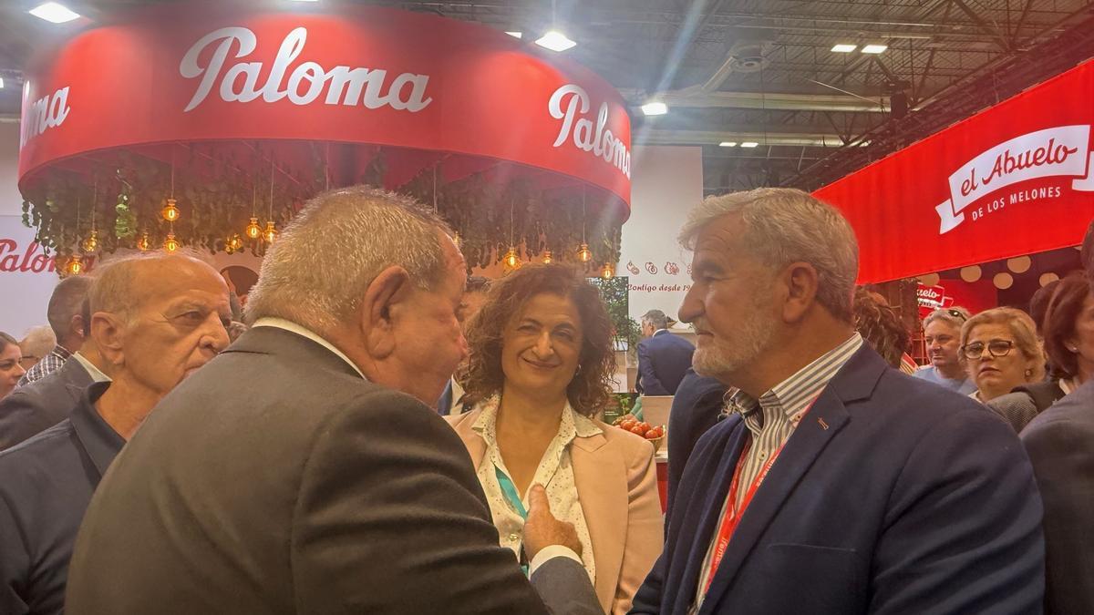 La directora territorial de Cajamar en Murcia, María Dolores Pagán, conversa con el presidente de Fecoam, Santiago Martínez, y el presidente de Grupo Hortofrutícola Paloma, José Hernández, en la reciente edición de Fruit Attraction.
