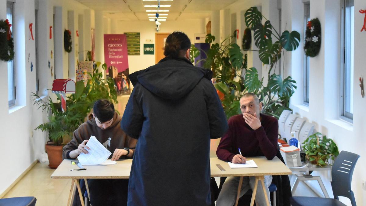 Ciudadano ejerce su voto.