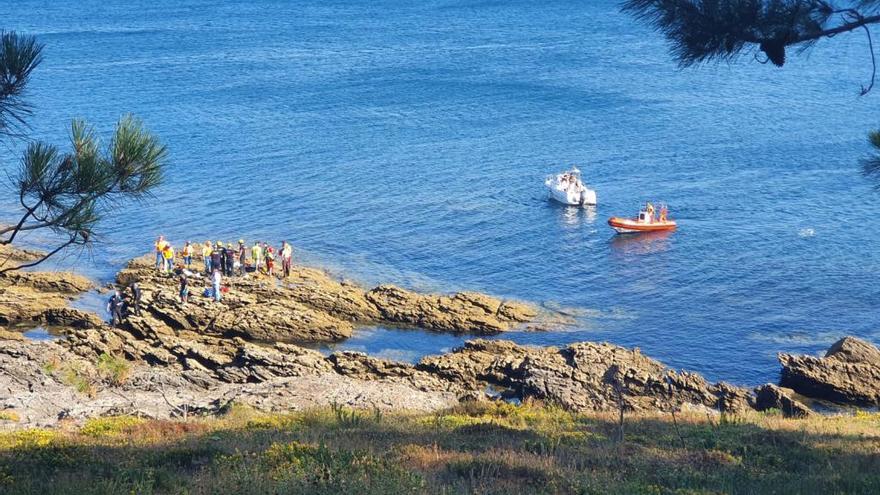 Efectivos de emergencias en el lugar del siniestro en Punta Cabicastro en Portonovo.