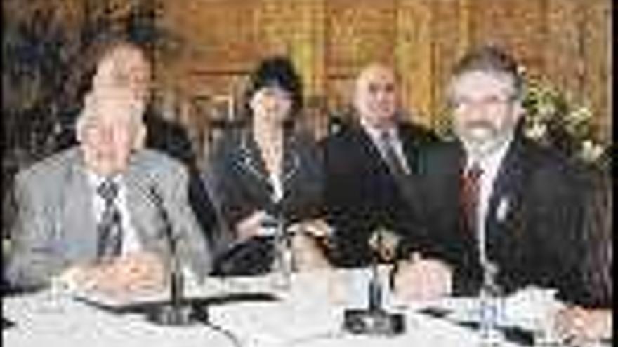 Ian Paisley (izda.) y Gerry Adams, en el castillo de Stormont, sede de la Asamblea autónoma norirlandesa. / C. Mcarthur